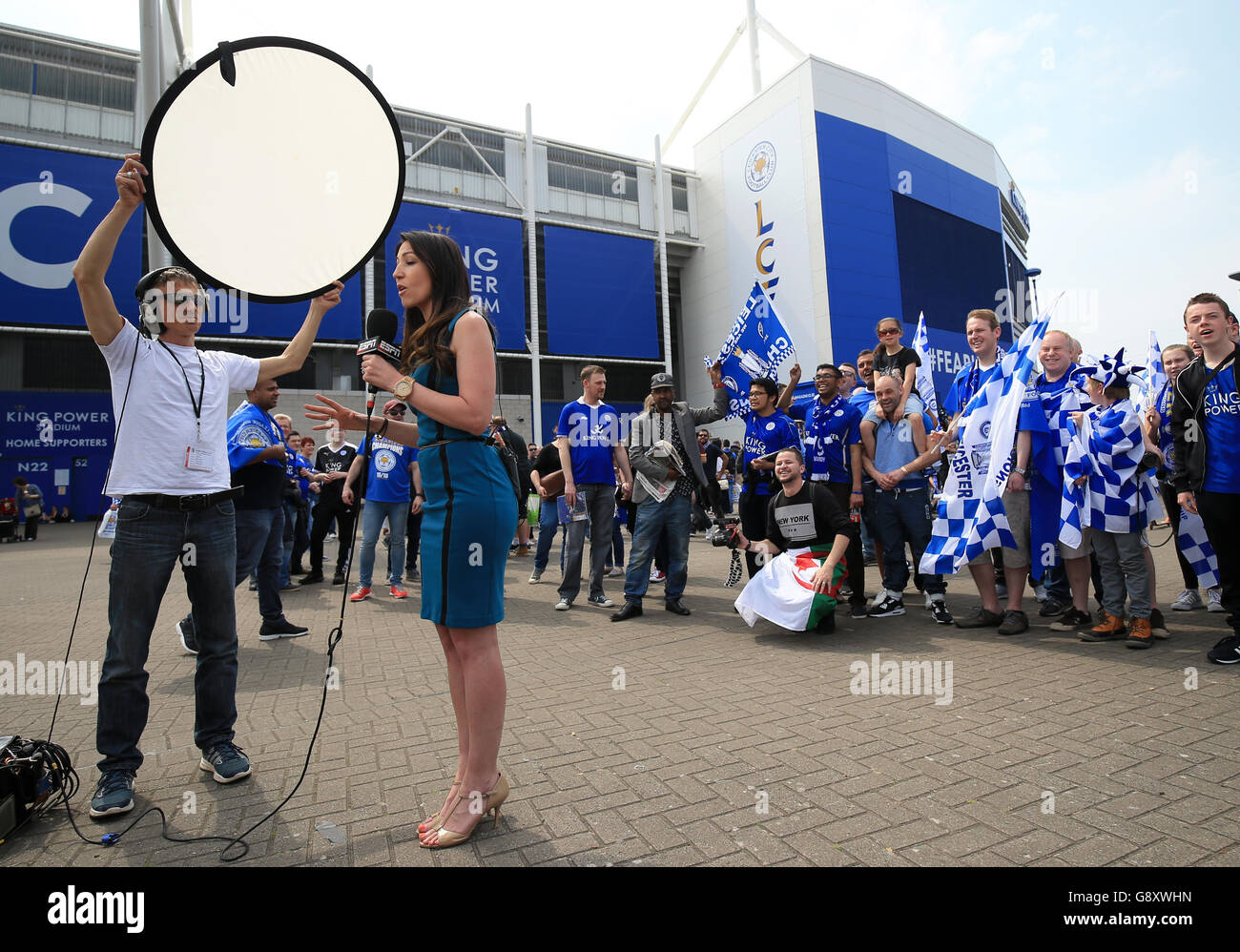 Les fans de Leicester City devant le King Power Stadium avant coup d'envoi Banque D'Images