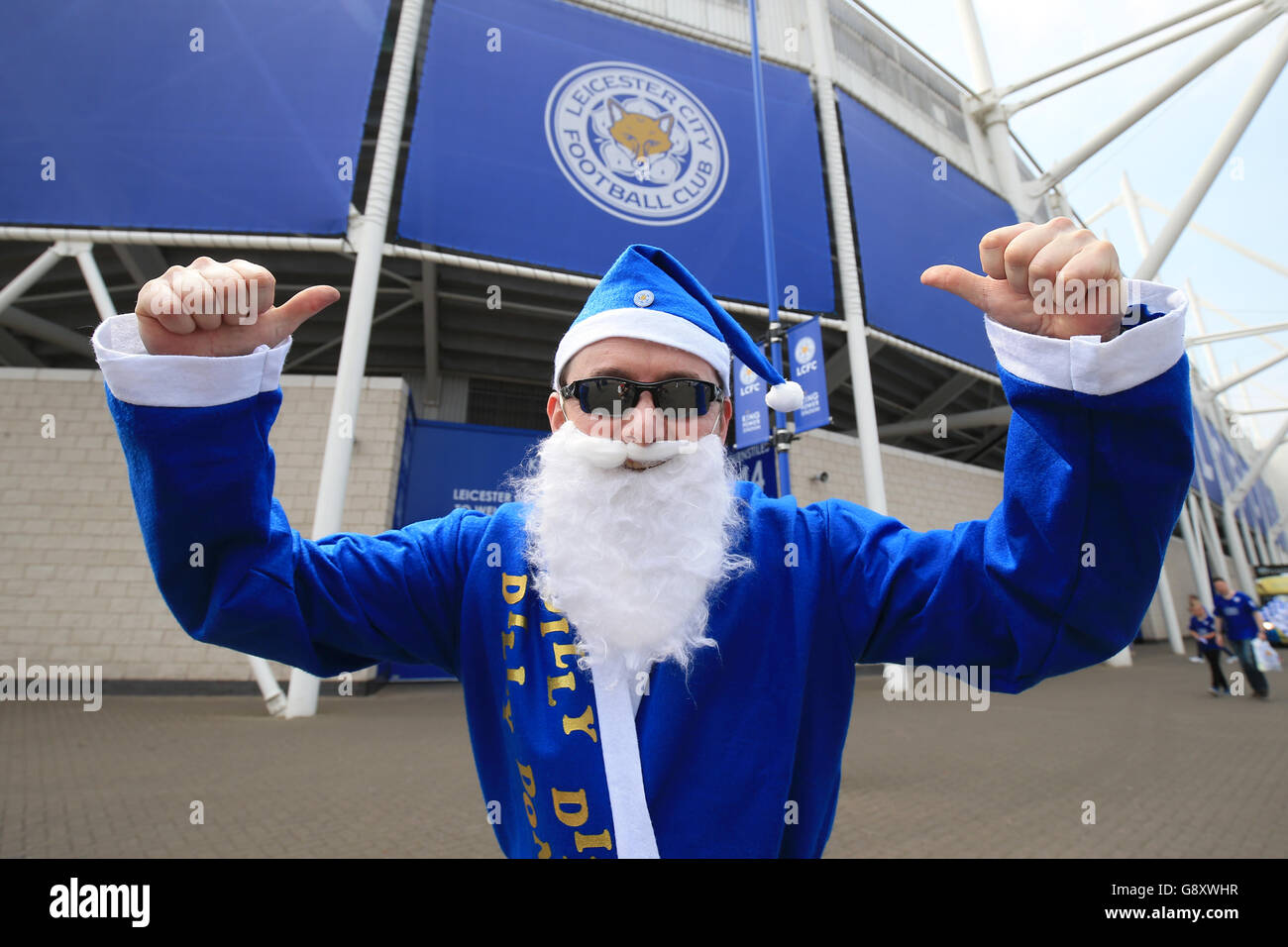 Un fan de Leicester City devant le King Power Stadium Prior pour démarrer Banque D'Images