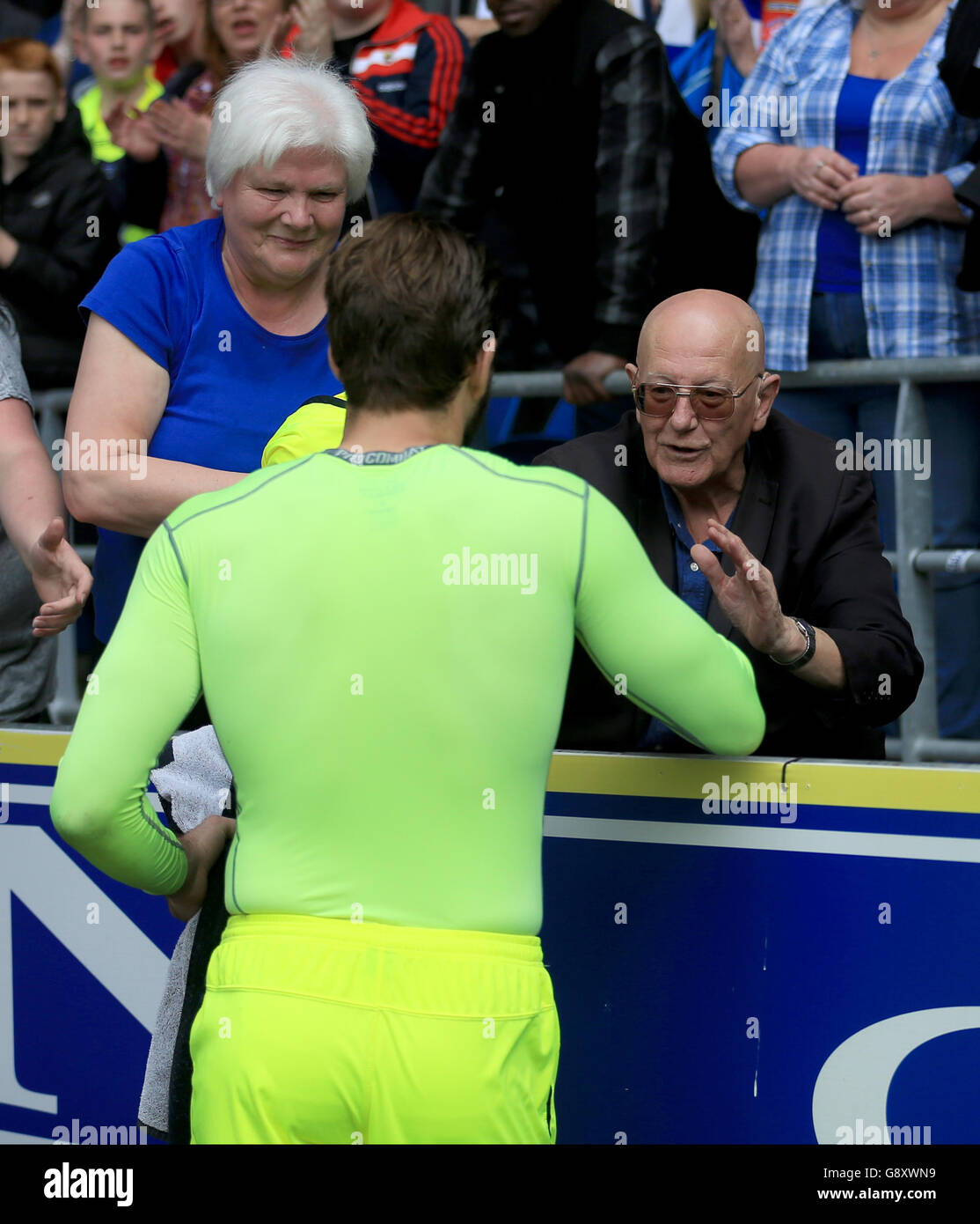 Cardiff City / Birmingham City - Sky Bet Championship - Cardiff City Stadium.Adam Legzdins, gardien de but de Birmingham City, remet sa chemise à un fan après le coup de sifflet final Banque D'Images