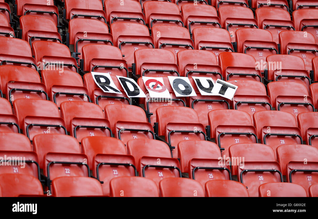 Les fans de Charlton Athletic laissent derrière eux un panneau de protestation à temps plein lors du match du championnat Sky Bet à la Valley, Londres. Banque D'Images