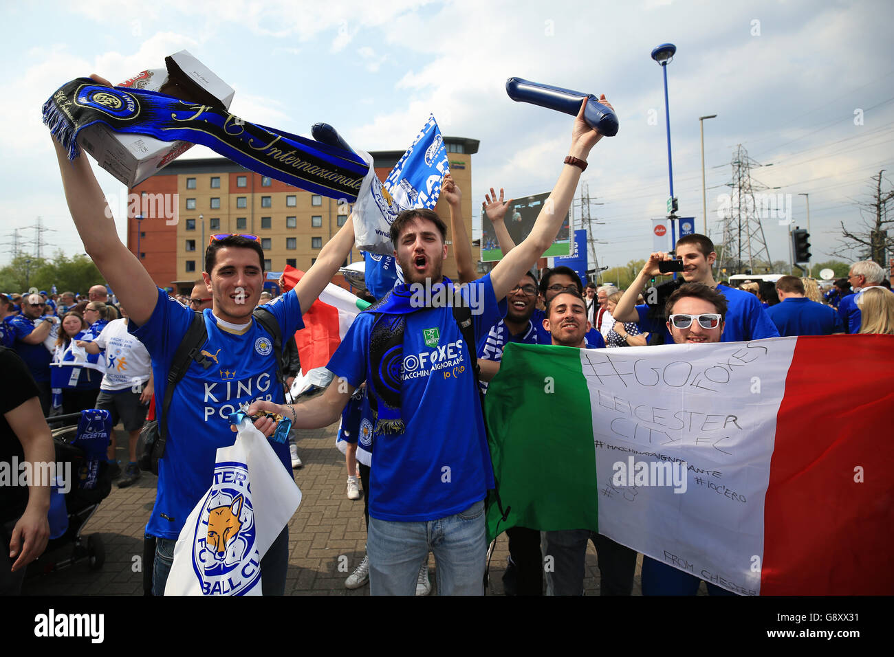 Les fans de Leicester City devant le King Power Stadium avant coup d'envoi Banque D'Images