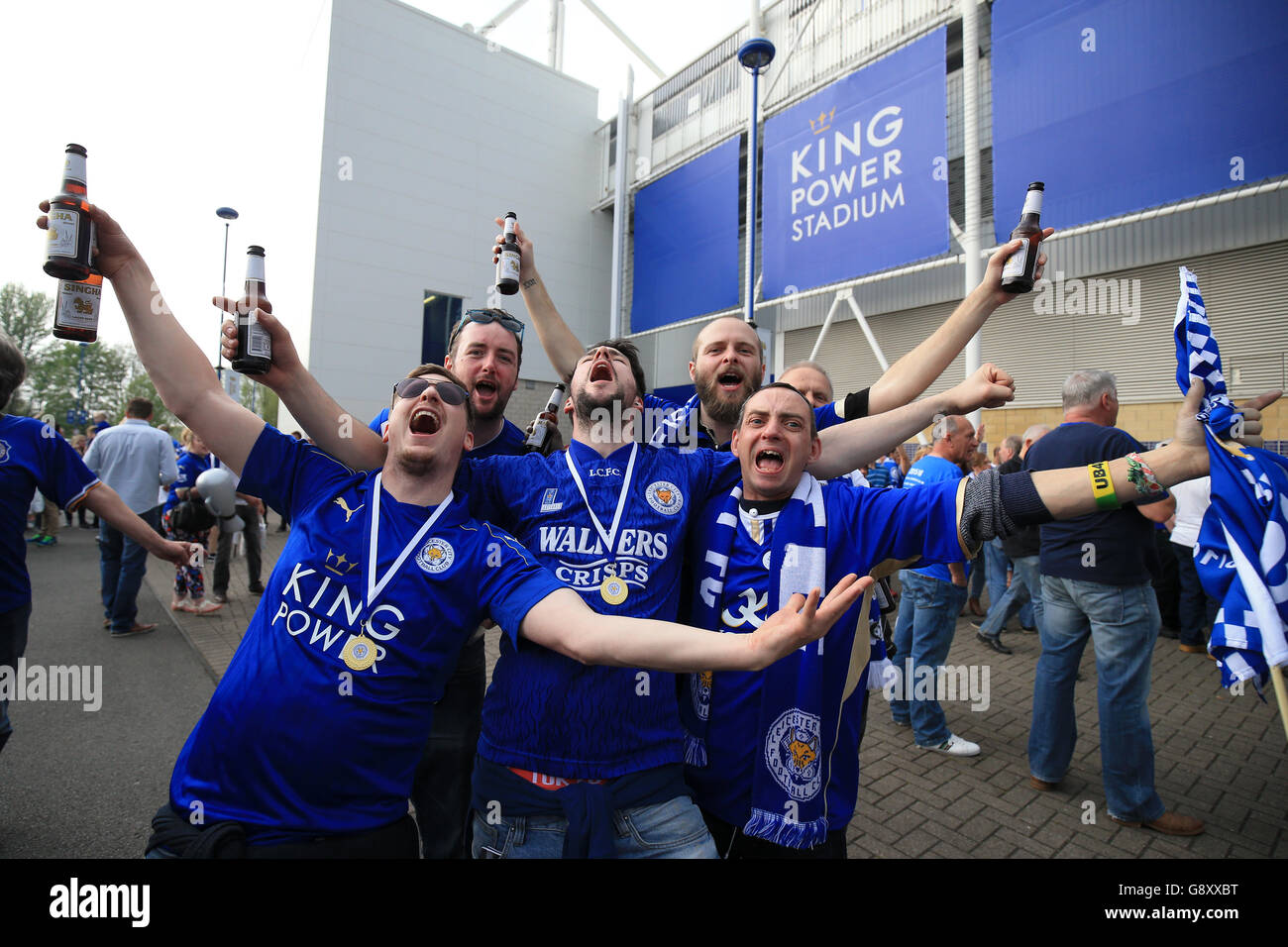 Les fans de Leicester City arborent un drapeau devant le roi Power Stadium avant le lancement Banque D'Images
