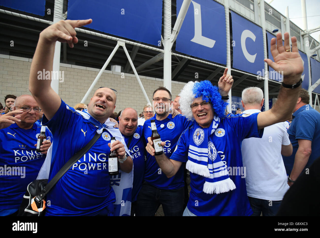 Les fans de Leicester City arborent un drapeau devant le roi Power Stadium avant le lancement Banque D'Images