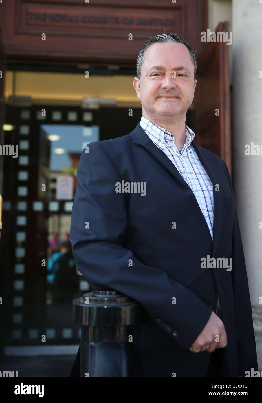 Gareth Lee, activiste des droits des gays, arrive à la Cour d'appel de Belfast où la famille McArthur, qui gère Ashers Baking Company, cherche à renverser un jugement qui a conclu que leur refus de faire un gâteau avec un slogan pro-gay de mariage était illégal. Banque D'Images