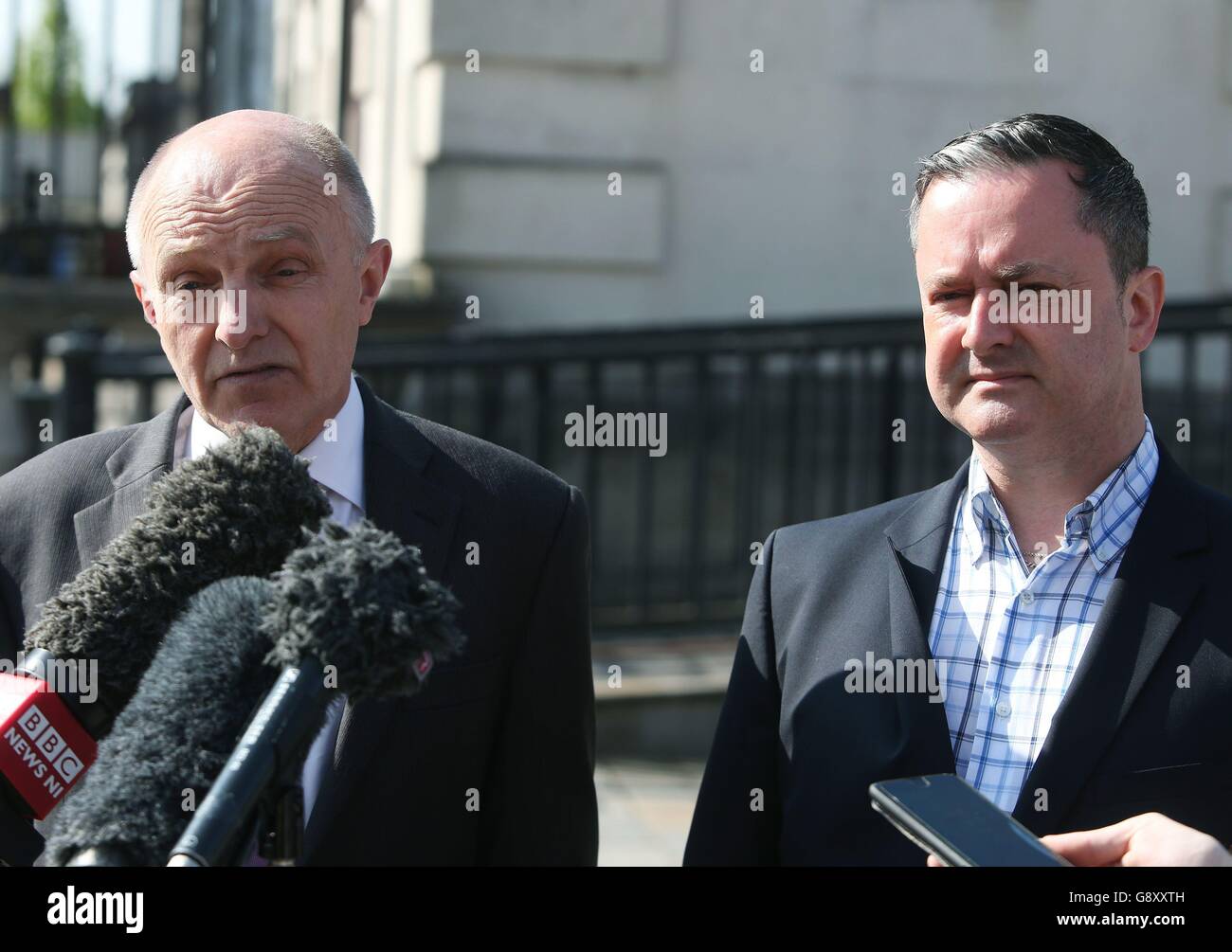 Michael Wardlow, commissaire en chef de la Commission des équicités (à gauche) et Gareth Lee, activiste des droits des homosexuels, parlent aux médias à leur arrivée à la Cour d'appel de Belfast, où la famille McArthur, Qui gère Ashers Baking Company, cherchent à renverser un jugement qui a conclu que leur refus de faire un gâteau avec un slogan pro-gay de mariage était illégal. Banque D'Images