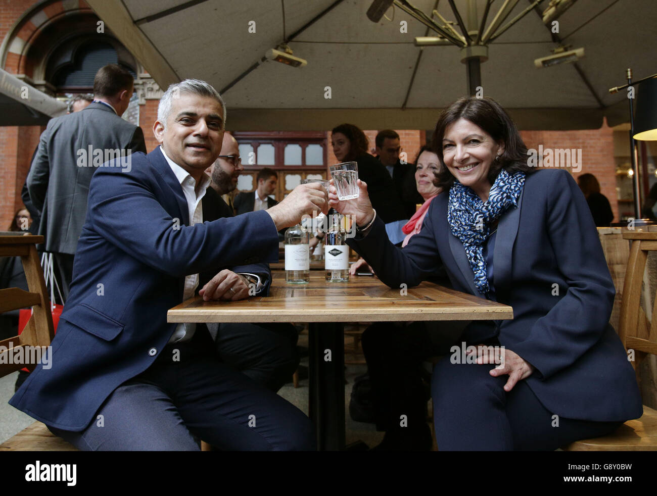 Le maire de Londres, nouvellement élu, Sadiq Khan, s'assoit avec le maire de Paris, Anne Hidalgo, à la gare de St Pancras à Londres, après son arrivée en Eurostar pour le féliciter. Banque D'Images