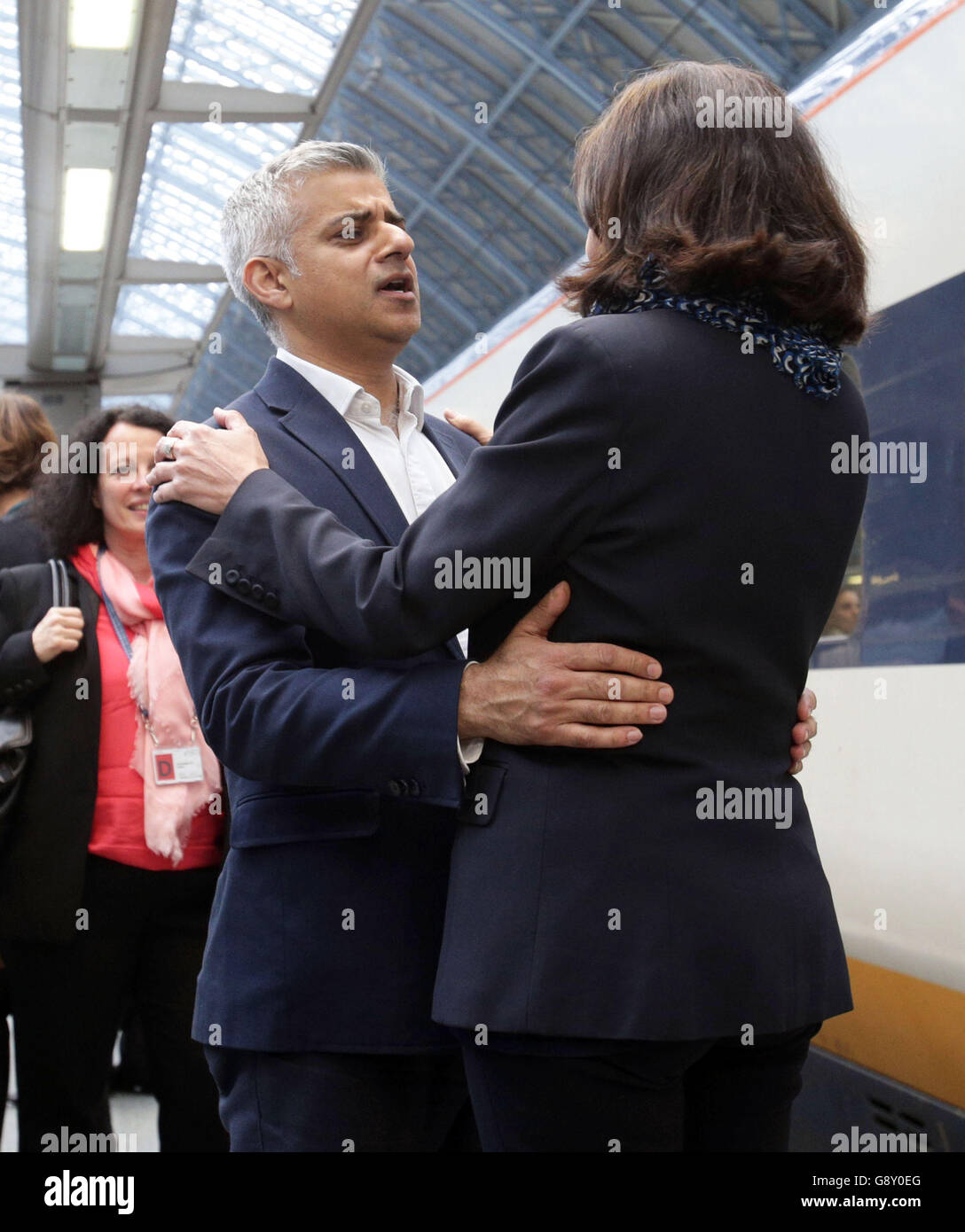Le maire nouvellement élu de Londres Sadiq Khan salue le maire de Paris Anne Hidalgo à la gare de St Pancras à Londres après son arrivée en Eurostar pour le féliciter. Banque D'Images