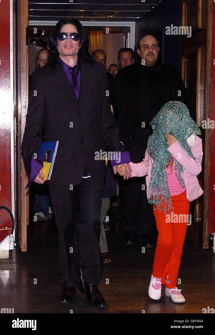 Le chanteur Michael Jackson avec l'un de ses enfants qui arrive pour une visite privée à Madame Tussauds, dans le centre de Londres, le dimanche 9 2005 octobre. Voir l'histoire de PA SHOWBIZ Jackson. APPUYEZ SUR ASSOCIATION photo. Le crédit photo devrait se lire : Michael Stephens/PA Banque D'Images