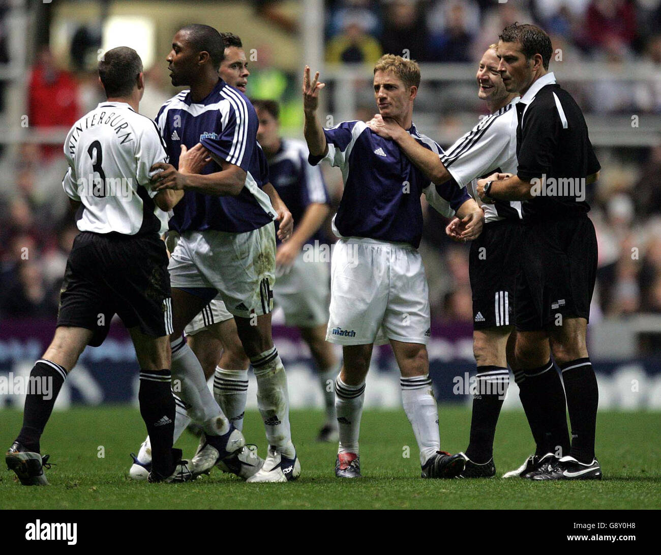 Les choses se réchauffent alors que les joueurs s'affrontent pendant le match au parc St James, le dimanche 10 octobre 2005. APPUYEZ SUR ASSOCIATION photo. Le crédit photo devrait se lire: Owen Humphreys/PA Banque D'Images