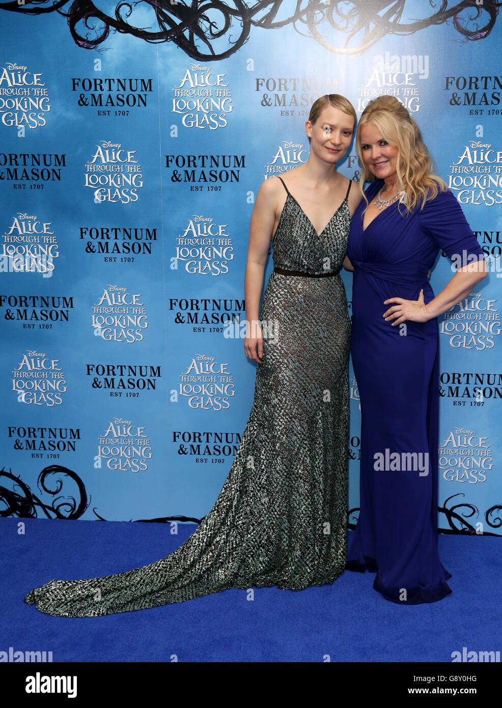 Mia Wasikowska et Suzanne Todd (à droite) assistant à la première européenne du look Glass d'Alice, à l'Odeon Leicester Square, Londres. APPUYEZ SUR ASSOCIATION photo. Date de la photo: Mardi 10 mai 2016. Voir l'histoire de PA SHOWBIZ Alice. Le crédit photo devrait se lire: Daniel Leal-Olivas/PA Wire Banque D'Images