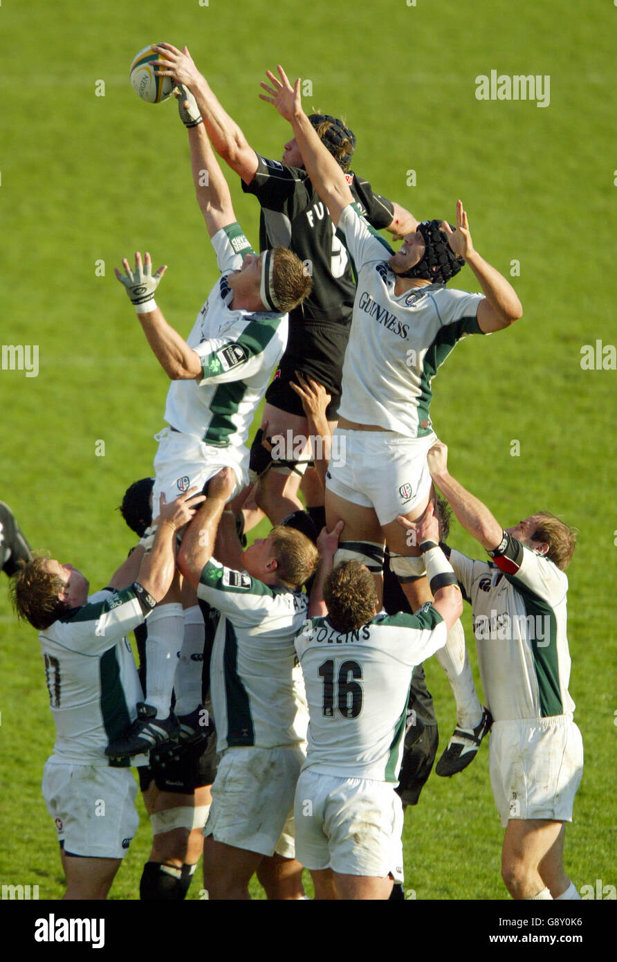 Rugby Union - Powergen Cup - Groupe B - Saracens / London Irish - Vicarage Road.Bob Casey et Kieran Roche, des Irlandais londoniens, sautent avec iain Fullerton, de Saracen Banque D'Images