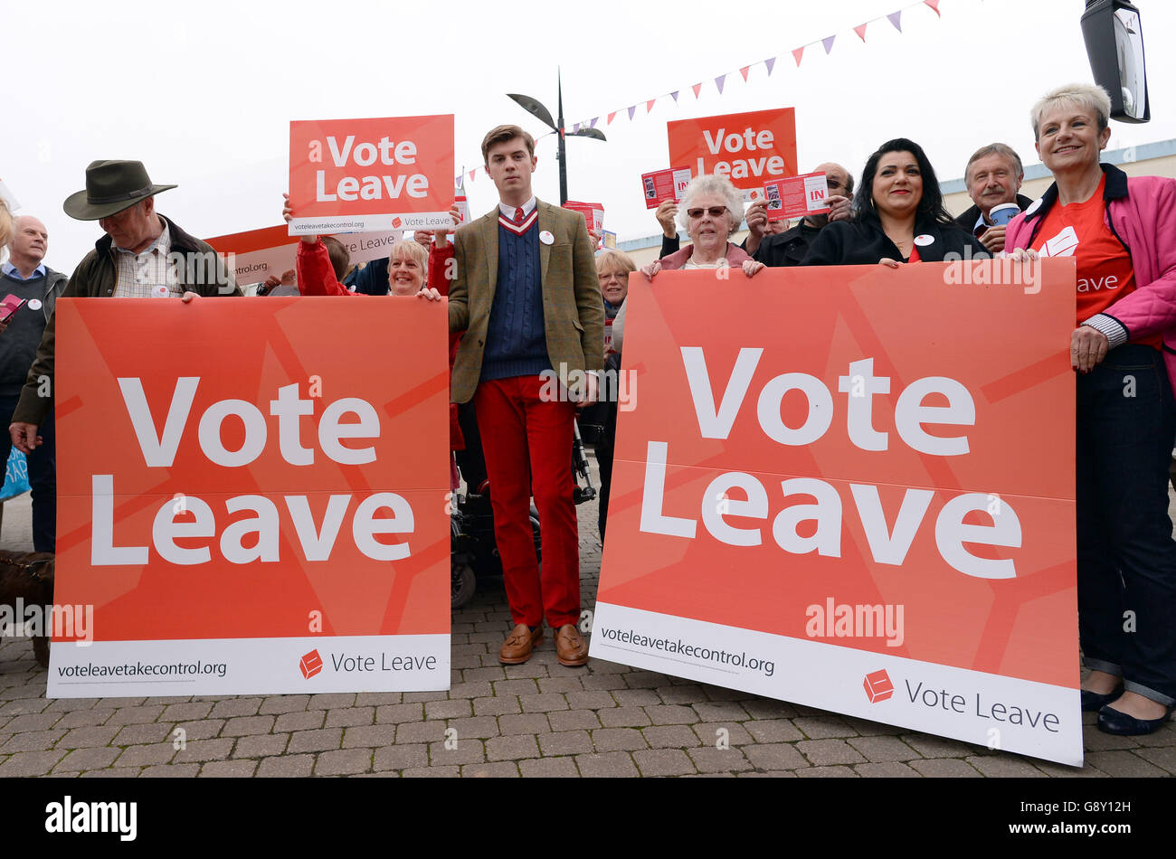 Les partisans du Brexit se tiennent à l'écart de l'autobus de campagne du Brexit à Truro, en Cornouailles, avant son voyage inaugural qui va traverser le pays au cours des prochaines semaines pour faire passer le message du Brexit dans tous les coins du Royaume-Uni avant le référendum du 23 juin. Banque D'Images