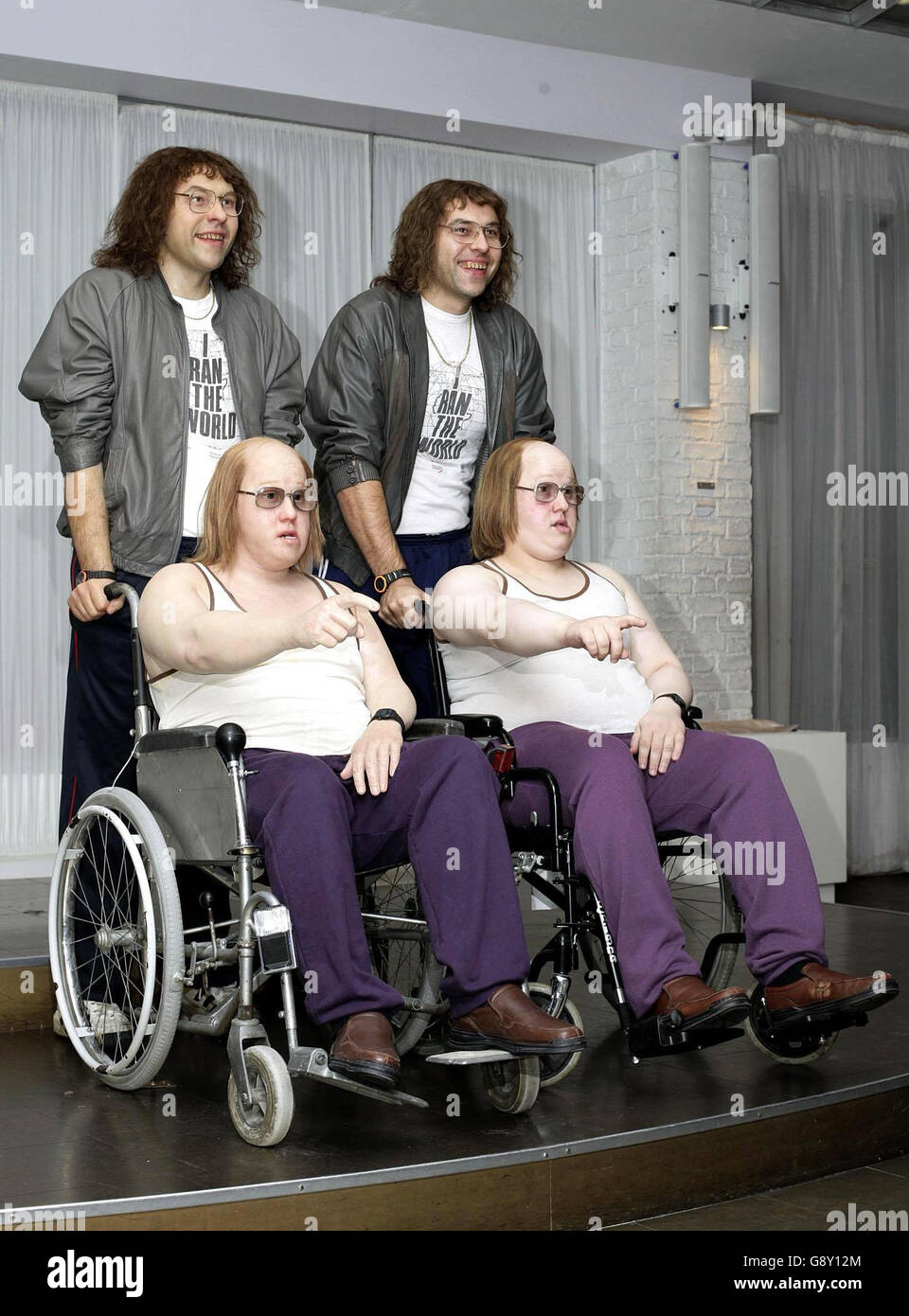 Matt Lucas et David Walliams en costume de « Lou and Andy » de Little Britain rencontrent les nouveaux cires des personnages à Madame Tussauds, dans le centre de Londres, le lundi 10 octobre 2005. APPUYEZ SUR ASSOCIATION photo. Le crédit photo devrait se lire comme suit : Edmond Terakopian/PA Banque D'Images