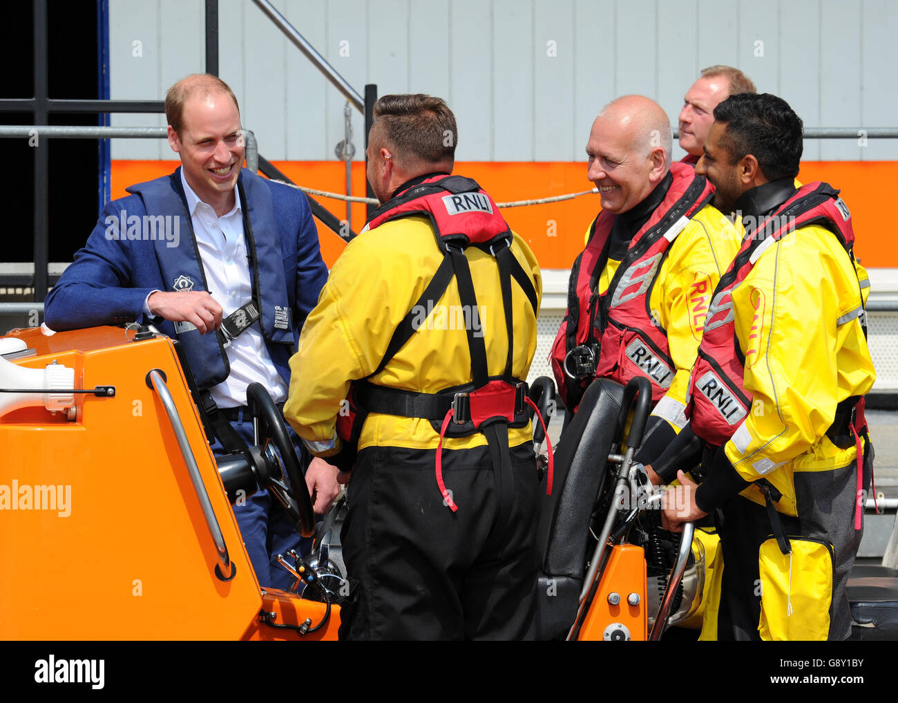 Le duc de Cambridge (à gauche) parle à l'équipage de RNLI à bord d'UNE CÔTE à la station de sauvetage de la tour RNLI lors du lancement d'une coalition des services d'urgence et de l'industrie des transports sur la prévention du suicide chez les hommes, comme il l'a dit, il veut que les hommes cessent de se sentir si forts et parlent de leurs problèmes, dans le but de s'attaquer aux taux de suicide masculins « poignardés ». Banque D'Images