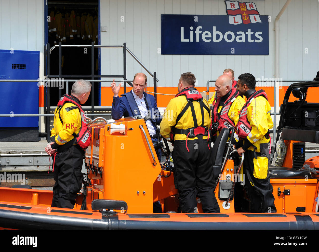 Le duc de Cambridge (deuxième à gauche) s'adresse à l'équipage du RNLI à bord d'UNE CÔTE à la station de sauvetage de la tour RNLI lors du lancement d'une coalition des services d'urgence et de l'industrie des transports sur la prévention du suicide chez les hommes, comme il l'a dit, il veut que les hommes cessent de se sentir si forts et parlent de leurs problèmes, dans le but de s'attaquer aux taux de suicide masculins « poignardés ». Banque D'Images