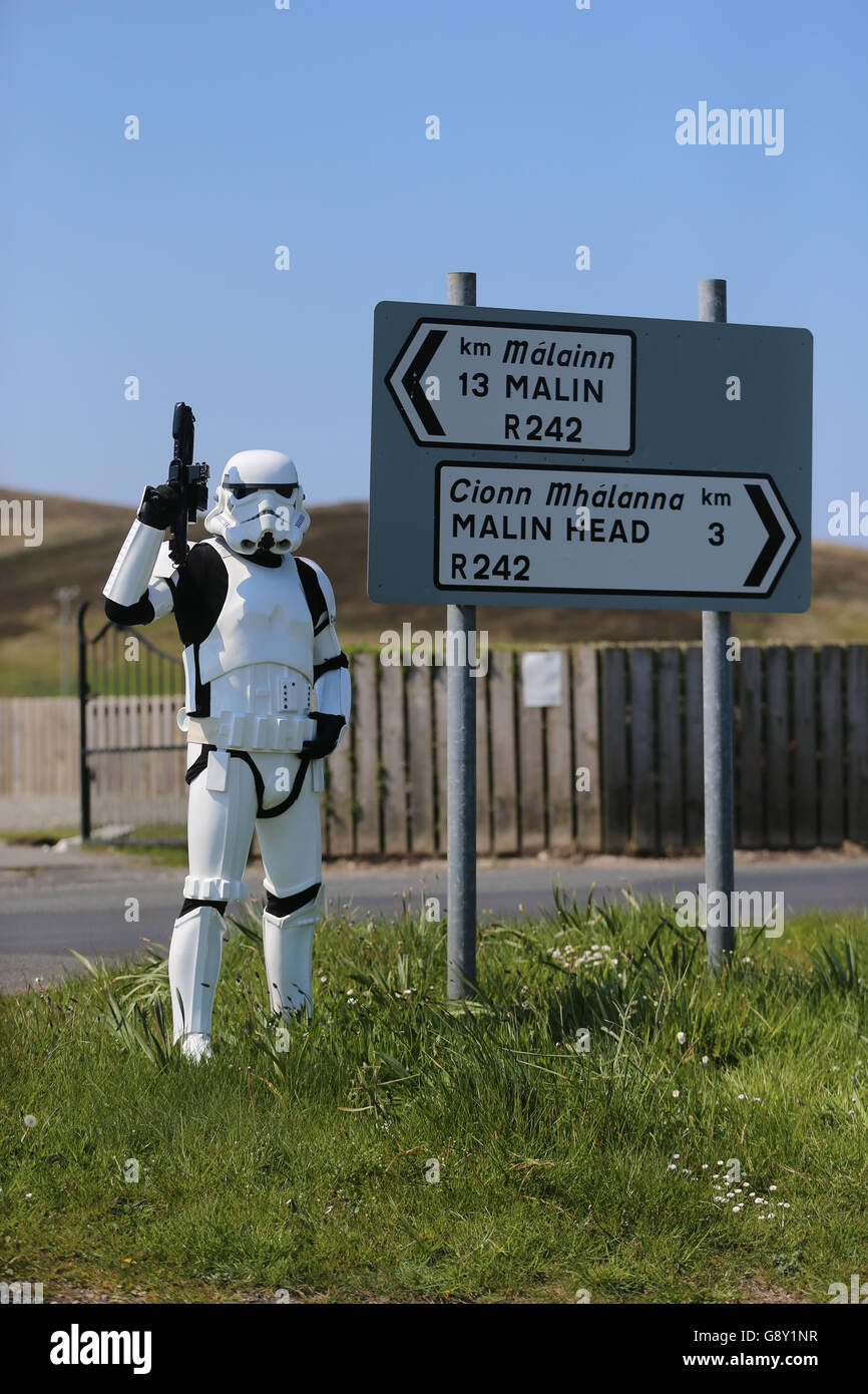 JJ McGettigan, de la garnison Emerald, un club de costumes Star Wars, à Malin Head, Co Donegal Ireland, comme le tournage du prochain film Star Wars aura lieu là. Banque D'Images