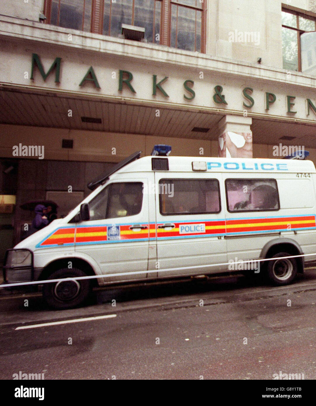 Un fichier image d'un magasin Marks & Spirers à Londres.Marks & Spencer a révélé un retournement spectaculaire de sa fortune aujourd'hui mardi 11 octobre 2005 après que de nouveaux chiffres ont montré une reprise surprise des ventes.les ventes similaires ont augmenté de 1.3 % au cours des 12 semaines précédant le 1er octobre, Comparé à une baisse de 5.4% pour les trois mois précédents - bien au-dessus des espoirs de City étant donné le climat commercial difficile actuel. Voir PA Story CITY Marks. APPUYEZ SUR ASSOCIATION PHOTO. LE CRÉDIT PHOTO DOIT INDIQUER JOHNNY GREEN./PA Banque D'Images