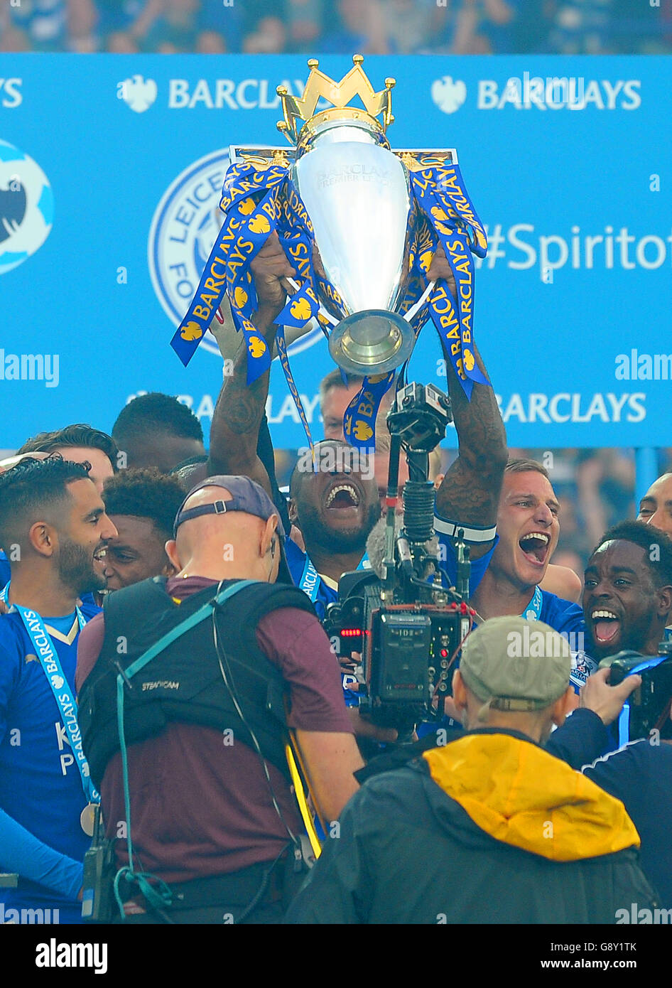 Wes Morgan de Leicester City lève le trophée Barclays Premier League. Banque D'Images