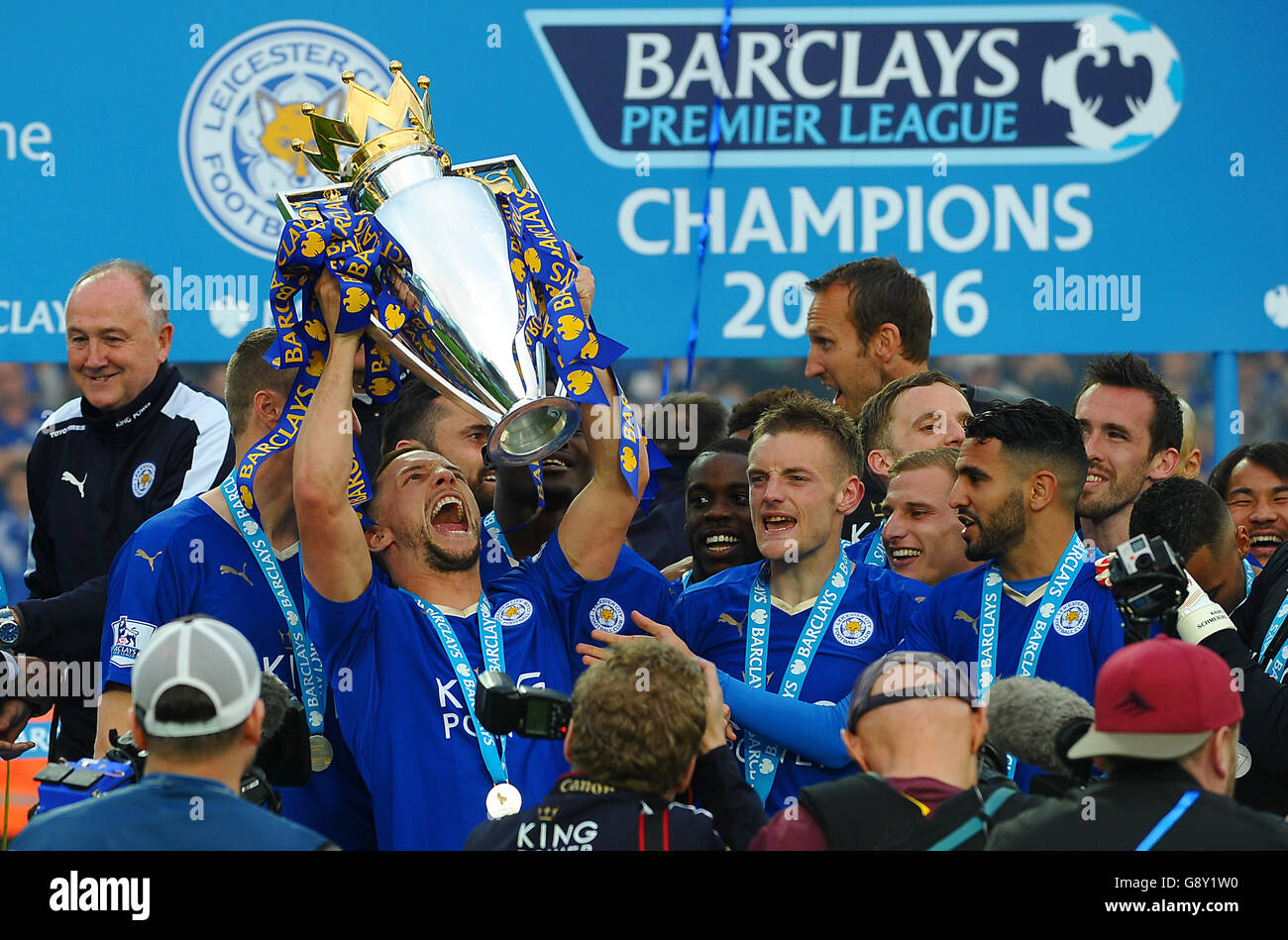 Leicester City v Everton - Barclays Premier League - King Power Stadium.Daniel Drinkwater de Leicester City lève le trophée Barclays Premier League. Banque D'Images