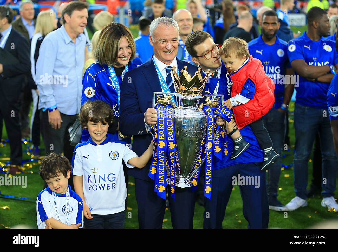 Claudio Ranieri, directeur de la ville de Leicester, et la famille posent avec le trophée Barclays Premier League. Banque D'Images