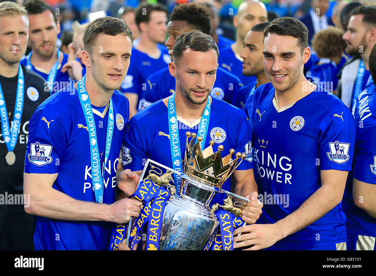 (De gauche à droite) Andy King de Leicester City, Daniel Drinkwater de Leicester City et Matthew James de Leicester City posent avec le trophée Barclays Premier League. Banque D'Images