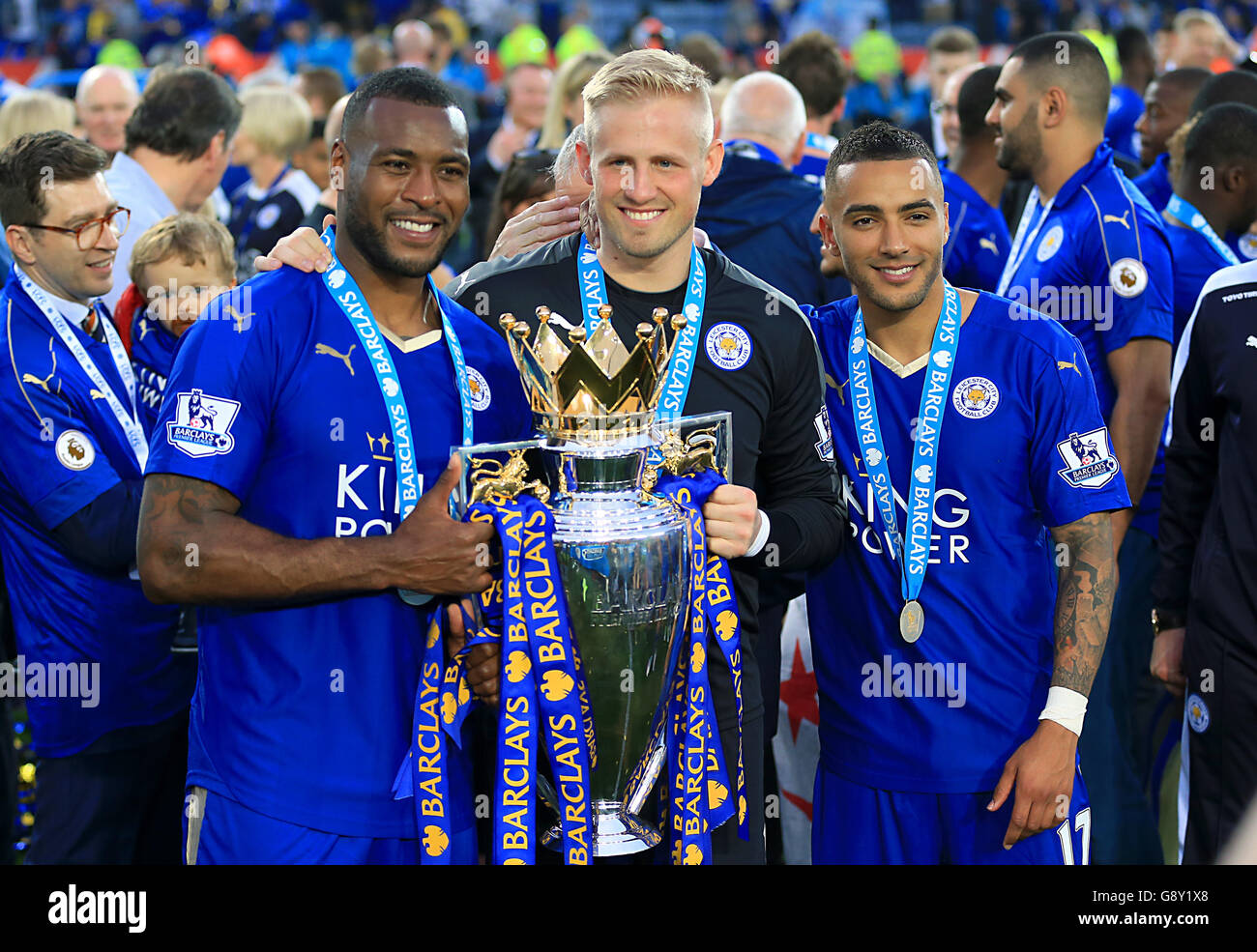 (De gauche à droite) les Wes Morgan de Leicester City, le gardien de but de Leicester City Kasper Schmeichel et Danny Simpson de Leicester City posent avec le trophée Barclays Premier League. Banque D'Images