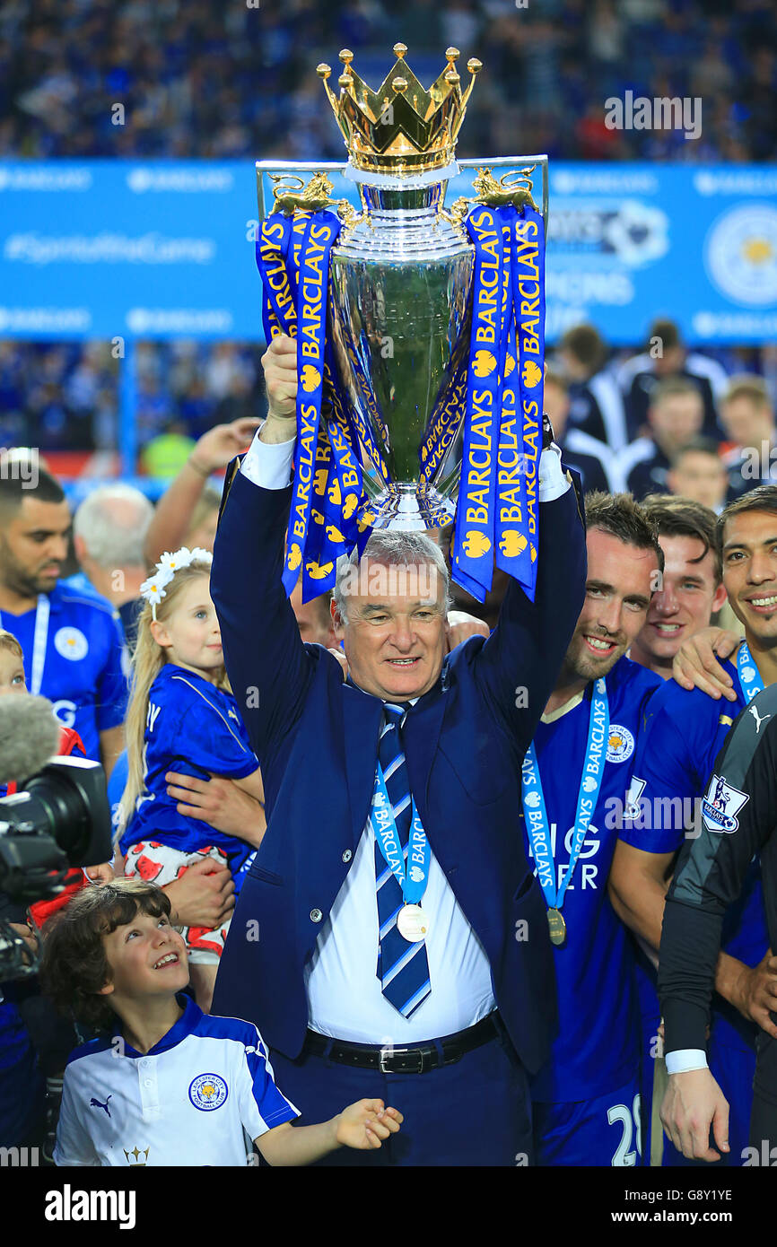 Leicester City v Everton - Barclays Premier League - King Power Stadium.Claudio Ranieri, directeur de Leicester City, a remporté le trophée Barclays Premier League. Banque D'Images
