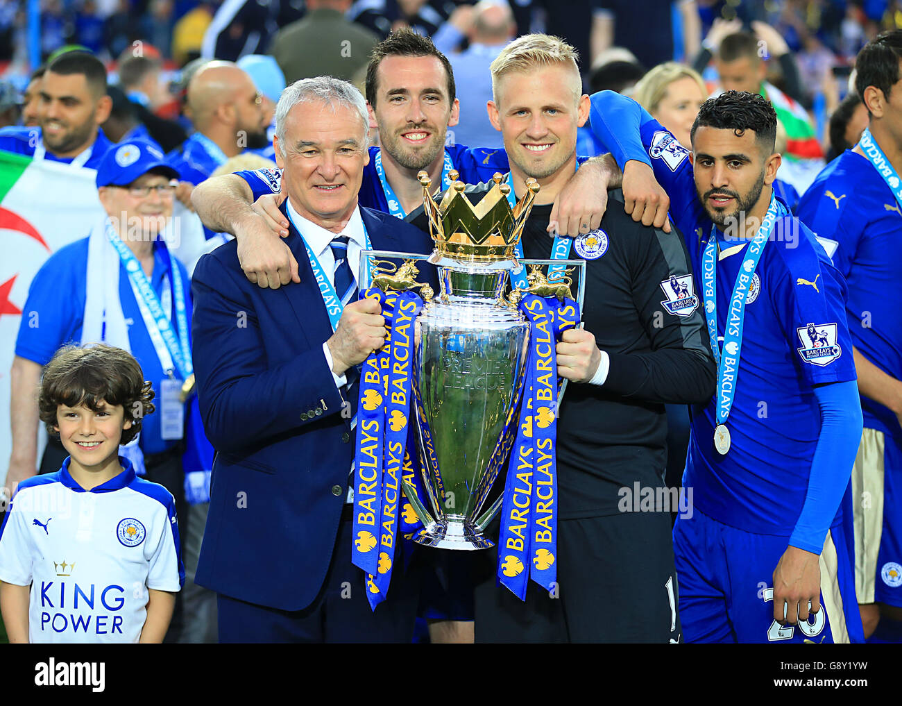 (De gauche à droite) Claudio Ranieri, directeur municipal de Leicester, Christian Fuchs, Kasper Schmeichel, gardien de but et Riyad Mahrez, pose avec le trophée Barclays Premier League. Banque D'Images