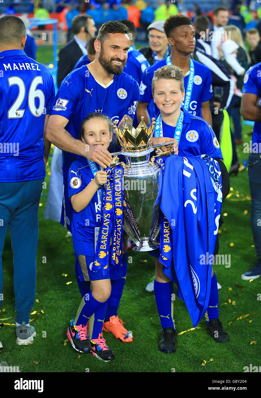 Marcin Wasilewski de Leicester City et sa famille posent avec le trophée de la Barclays Premier League. Banque D'Images