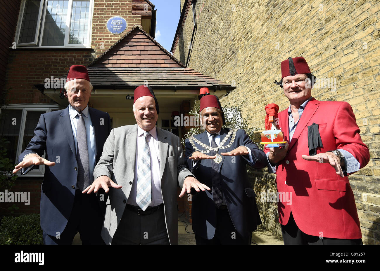 (De gauche à droite) le conseiller John Todd, Greg Dyke, maire de Hounslow le conseiller Nisar Malik et Clive St. James Greenaway dévoilent une plaque bleue décernée par English Heritage à l'ancienne maison de Chiswick du comédien Tommy Cooper. Banque D'Images