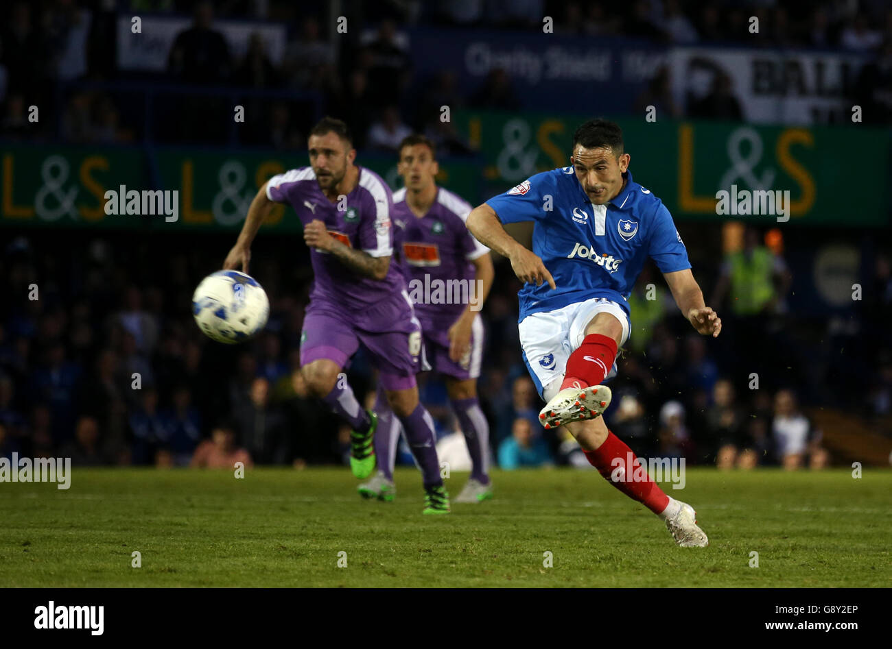 Gary Roberts de Portsmouth marque le deuxième but de son côté du jeu à partir de la zone de pénalité pendant le match de la Sky Bet League Two, premier match au Fratton Park, Portsmouth. Banque D'Images