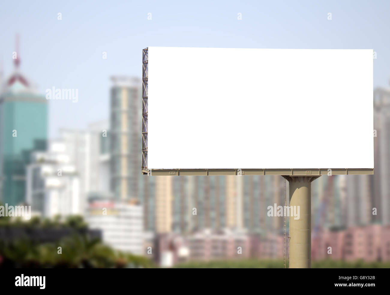 Blank white outdoor billboard dans big city Banque D'Images