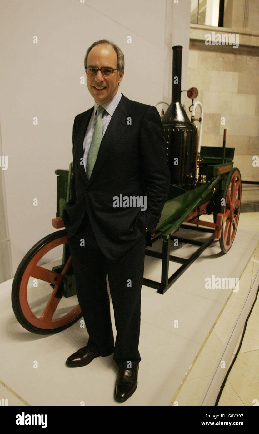 Loyd Grossman au British Museum avec le tricycle à vapeur Craigerer Express, l'un des nombreux objets qui ont été sauvés depuis 25 ans par le National Heritage Memorial Fund (NHMF). Banque D'Images