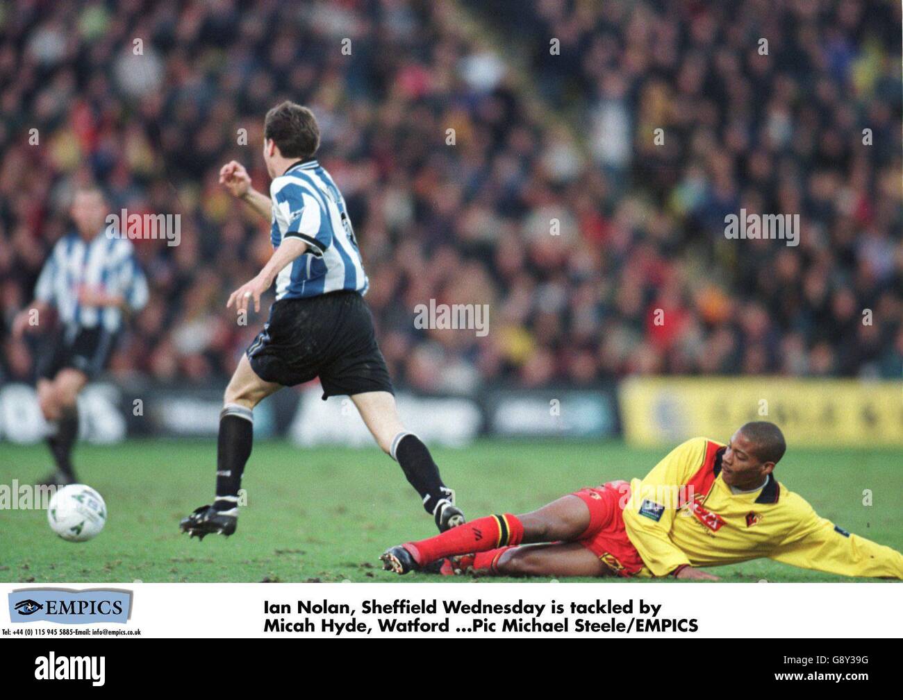 Soccer - Littlewoods FA Cup troisième tour - Watford / Sheffield mercredi.Ian Nolan de Sheffield mercredi (à gauche) s'éloigne de l'attaque de Micah Hyde de Watford (à droite) Banque D'Images