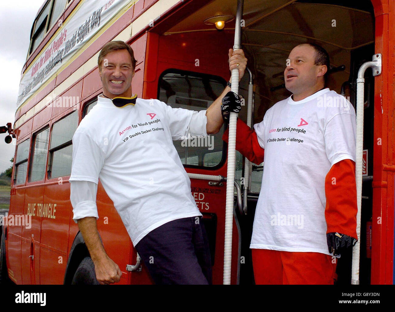 Blind Land Speed Record Holder Billy The Whizz Baxter et Lord Charles Brocket (à gauche) à bord d'un bus rouge de londres à l'Arena Essex, après que les deux se sont affrontés lors d'une course en conduisant les bus autour d'un court parcours. L'événement a été organisé à l'occasion de la Journée mondiale de la vue et espère sensibiliser les gens aux problèmes de cécité mondiale et donner un bref aperçu des défis auxquels sont confrontés les personnes malvoyantes. Jeudi 13 2005 octobre. Découvrez l'AVENTURE de l'histoire de PA Blind. PHOTO DE L'ASSOCIATION DE PRESSE photo le crédit photo devrait lire Chris Radburn/PA Banque D'Images