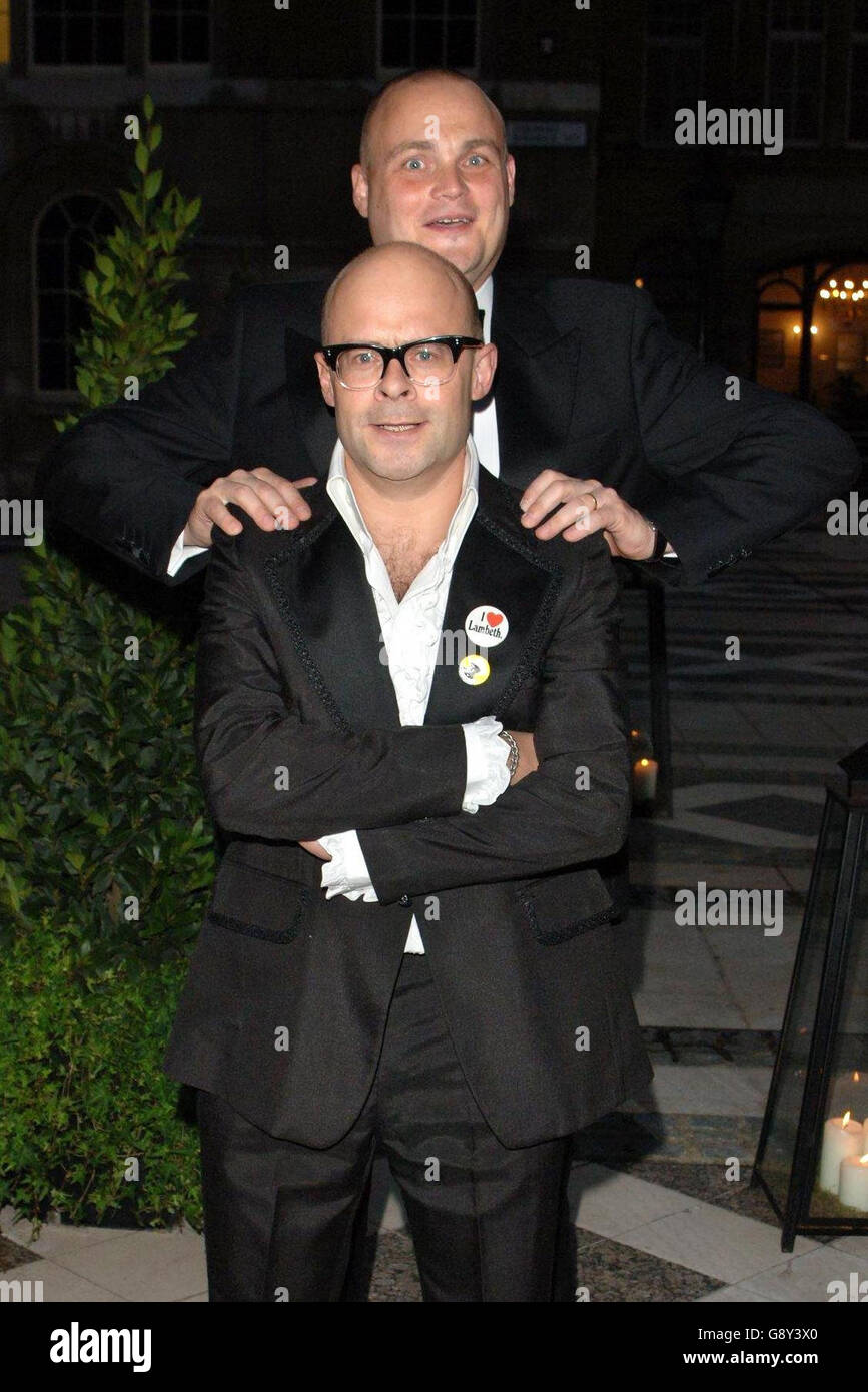 Harry Hill (devant) et Al Murray arrivent au dîner du 50e anniversaire d'ITV, une réception au champagne de prestige en présence de HM la Reine et de HRH le duc d'Édimbourg, depuis le Guildhall, centre de Londres, le jeudi 13 octobre 2005. APPUYEZ SUR ASSOCIATION photo. Le crédit photo devrait se lire comme suit : Ian West/PA Banque D'Images