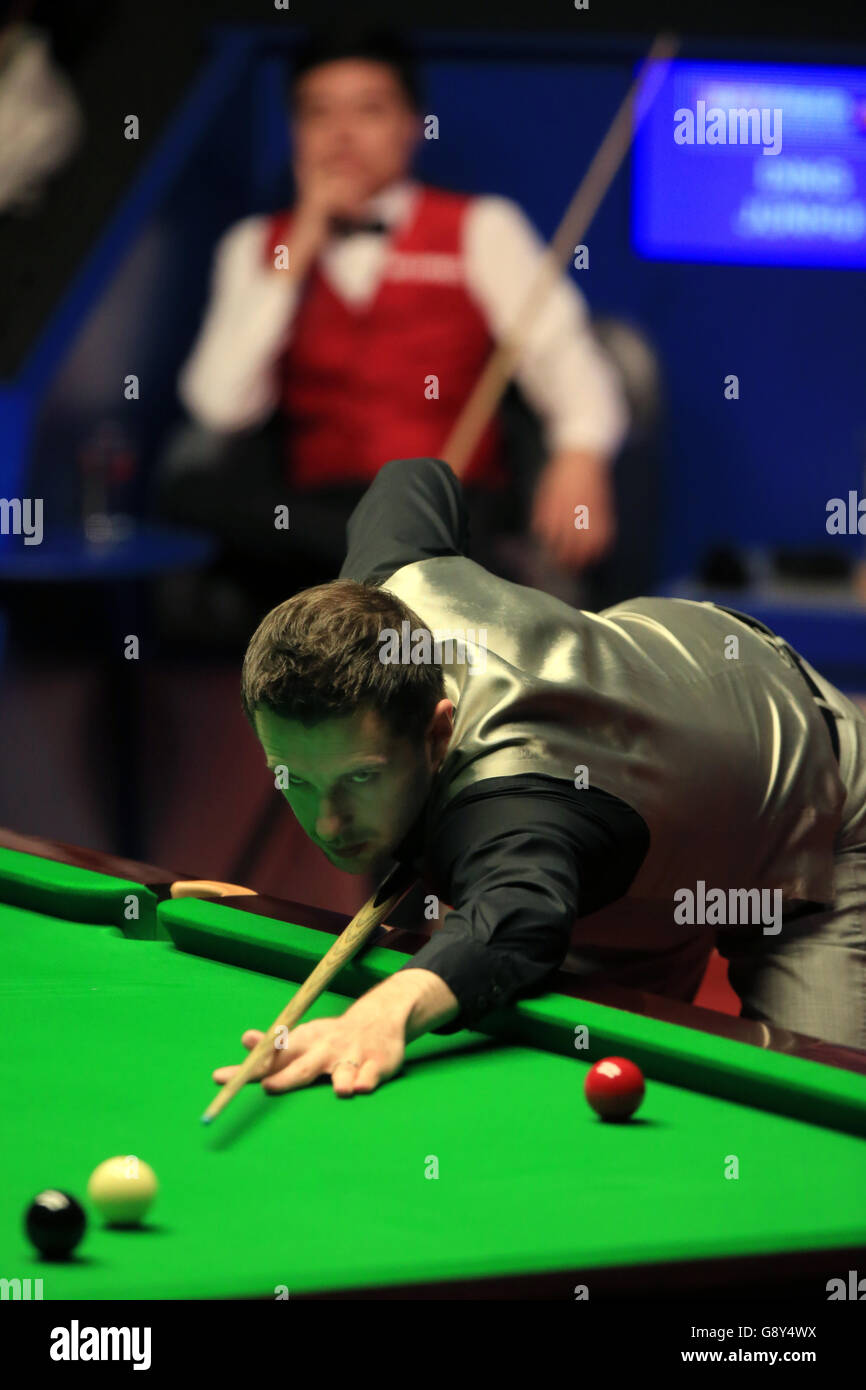 Mark Selby à la table lors de la finale contre Ding Junhui le 16 e jour des Championnats du monde de Betfred Snooker au Crucible Theatre, Sheffield. Banque D'Images