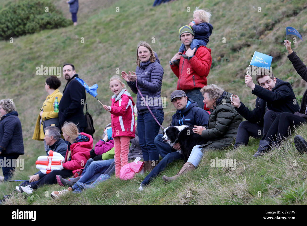 Spectateurs sur la route maritime de Scarborough pendant la troisième étape du Tour de Yorkshire. APPUYEZ SUR ASSOCIATION photo. Date de la photo: Dimanche 1er mai 2016. Découvrez PA Story CYCLABLE Tour de Yorkshire. Le crédit photo devrait se lire comme suit : Richard Sellers/PA Wire Banque D'Images