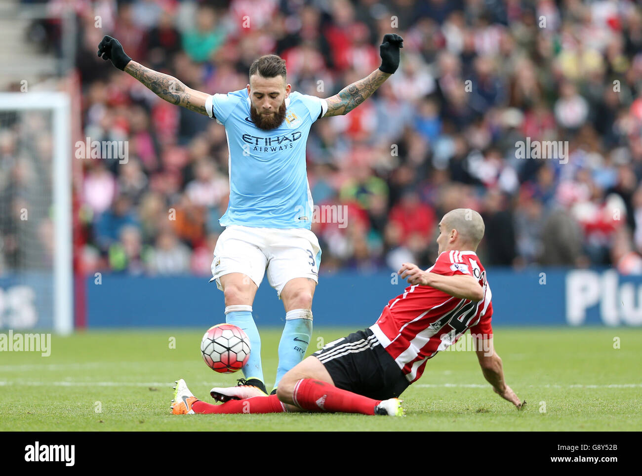 Nicolas Otamendi de Manchester City (à gauche) et Oriol Romeu de Southampton se battent pour le ballon lors du match de la Barclays Premier League à St Marys, Southampton. Banque D'Images