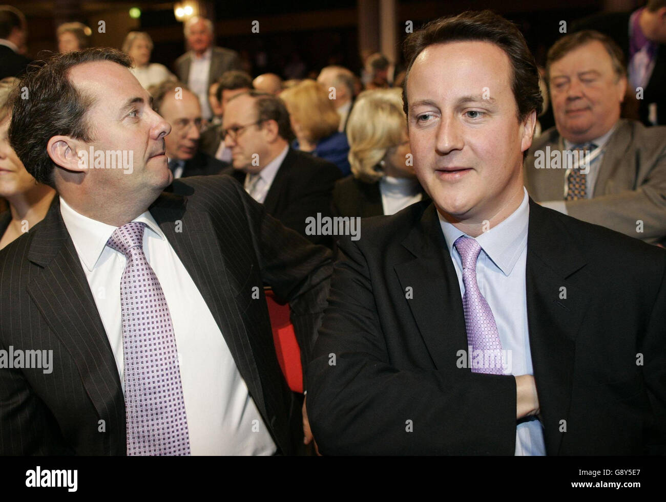 Les rivaux à la direction conservatrice Liam Fox (à gauche), David Cameron et Ken Clarke (à droite) attendent dans la salle principale des jardins d'hiver de Blackpool le discours-programme de Michael Howard le dernier jour de la Conférence conservatrice à Blackpool, le jeudi 6 2005 octobre.Le chef conservateur Michael Howard, qui fera un discours d'adieu à la conférence annuelle des conservateurs, quitte le poste qu'il occupe depuis novembre 2003, lorsqu'il a remplacé Iain Duncan Smith.Voir l'histoire des PA Voir les histoires DES TORY.APPUYEZ SUR ASSOCIATION photo.Le crédit photo devrait se lire : Andrew Parsons/PA Banque D'Images