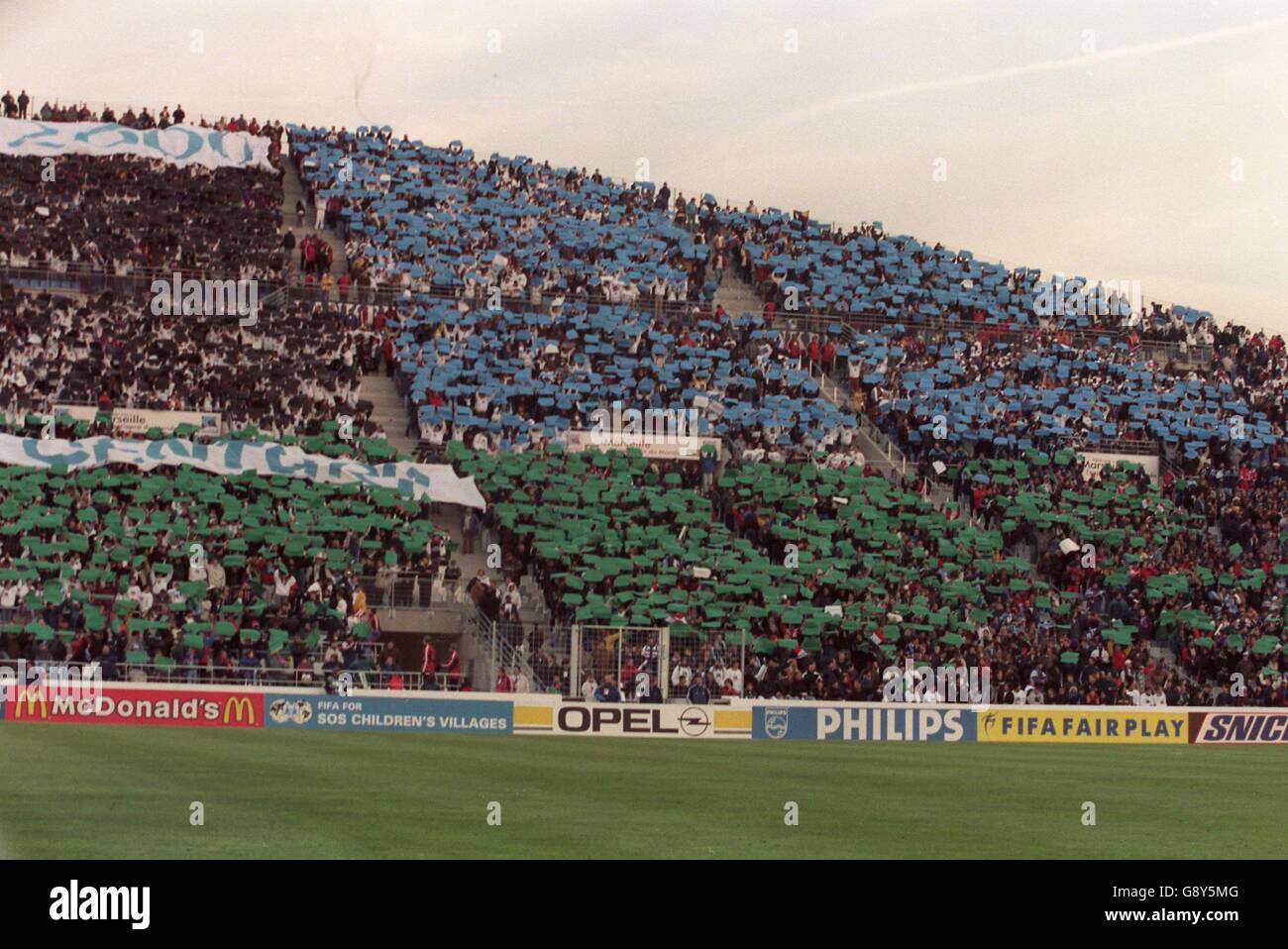Football - Europe / reste du monde - Marseille, France. Les fans du jeu tiennent des morceaux de papier de couleur Banque D'Images