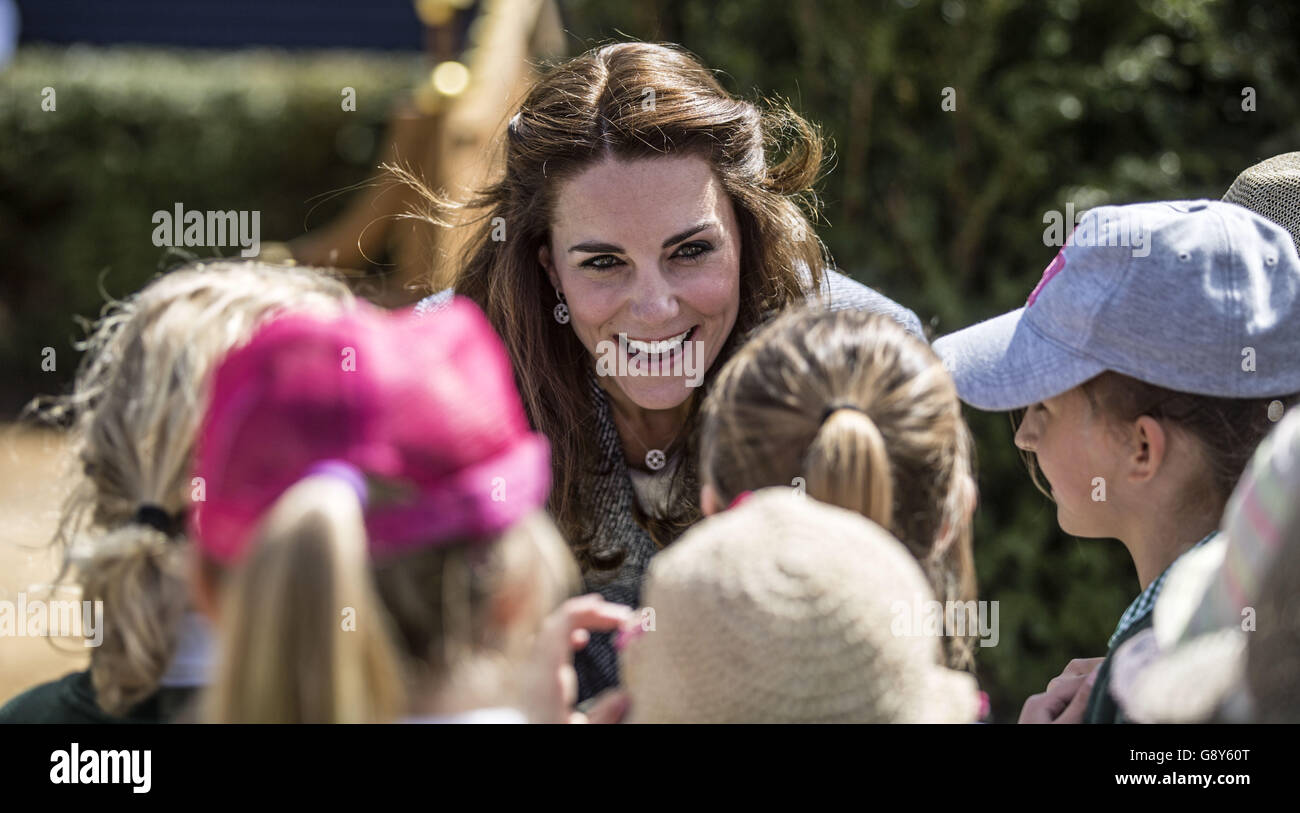 La duchesse de Cambridge rencontre des enfants alors qu'elle voit le jardin magique récemment dévoilé par Hampton court, marquant l'ouverture officielle de la nouvelle aire de jeu pour enfants du palais. Banque D'Images