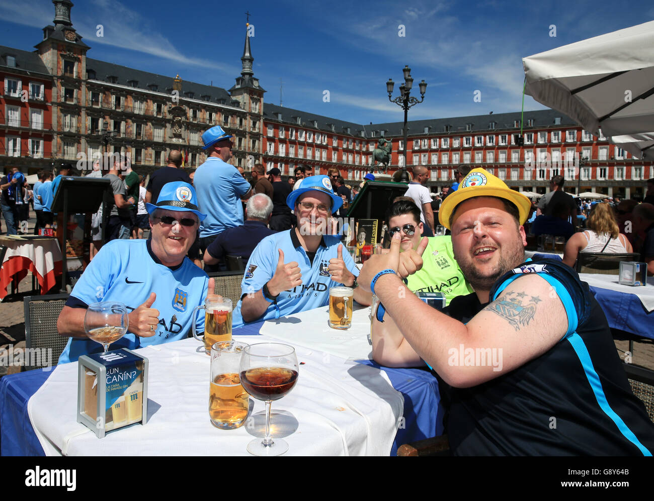 Les fans de Manchester City à Madrid avant la demi-finale de la Ligue des champions de l'UEFA, deuxième match entre le Real Madrid et Manchester City Banque D'Images