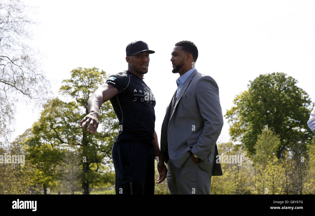 Anthony Joshua et Dominic Breazeale posent pour un tête à tête avant la conférence de presse à Hilton Syon Park, Londres. Banque D'Images