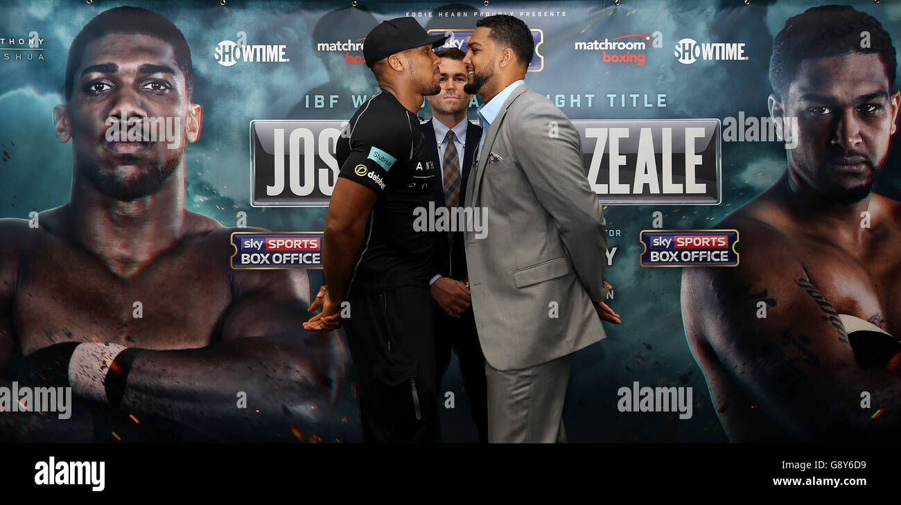 Anthony Joshua et Dominic Breazeale posent pour un tête à tête avec le promoteur de boxe Eddie Hearn après la conférence de presse à Hilton Syon Park, Londres. Banque D'Images