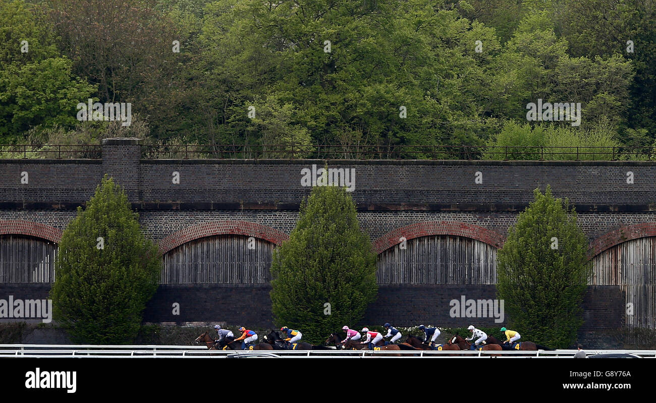 Le terrain passe devant le viaduc dans le handicap de Sustainable Group (UK) Ltd pendant la journée de la ville de Boodeves du festival de mai de Boodeves à l'hippodrome de Chester. Banque D'Images