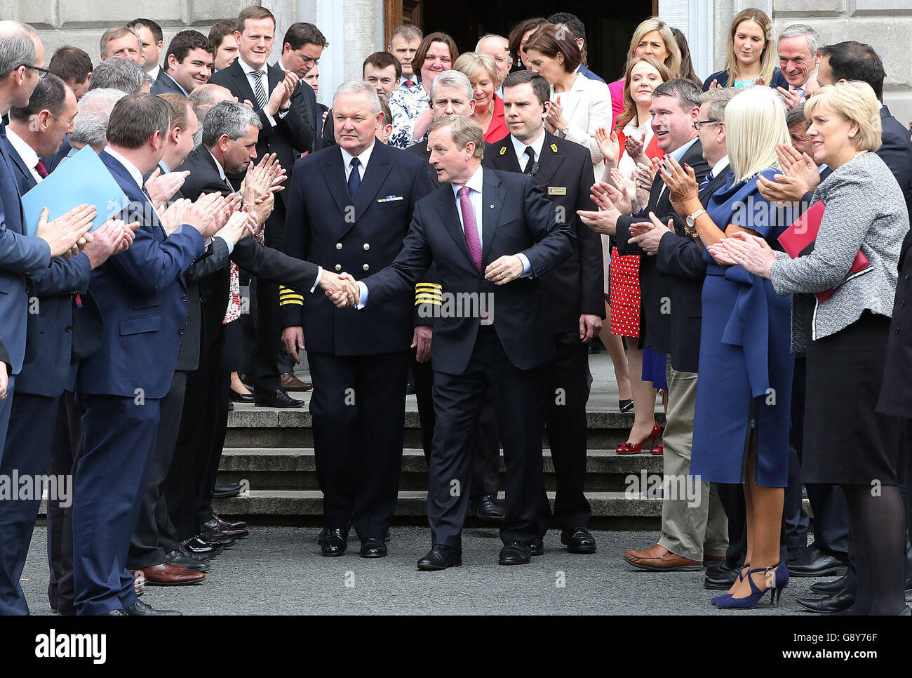 Taoiseach Enda Kenny nouvellement élu quitte Leinster House, Dublin, pour aller à Aras an Uachtarain pour recevoir le sceau de la Taoiseach et le sceau du gouvernement. Banque D'Images