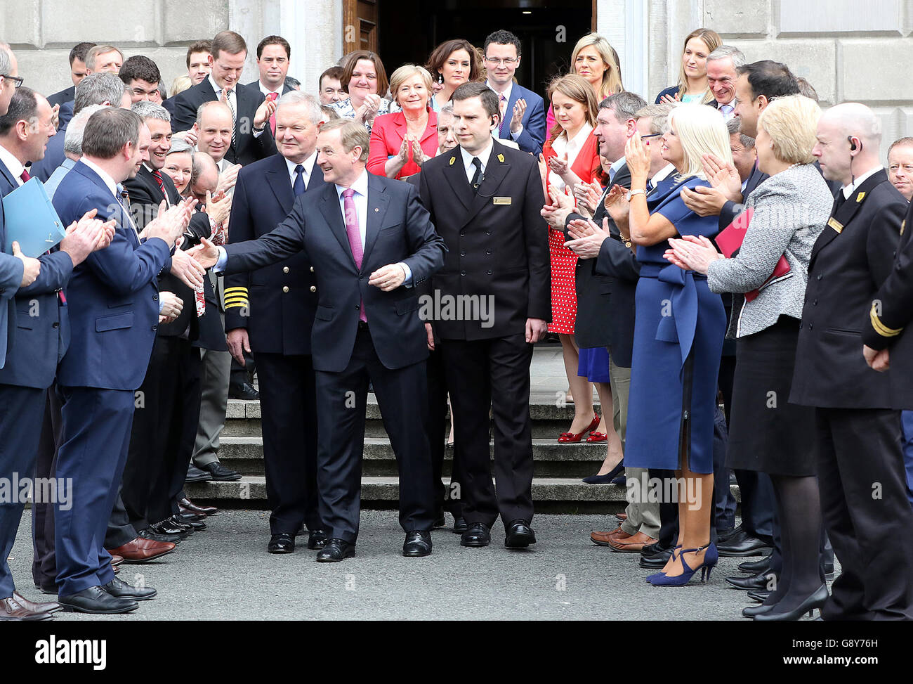 Taoiseach Enda Kenny nouvellement élu quitte Leinster House, Dublin, pour aller à Aras an Uachtarain pour recevoir le sceau de la Taoiseach et le sceau du gouvernement. Banque D'Images