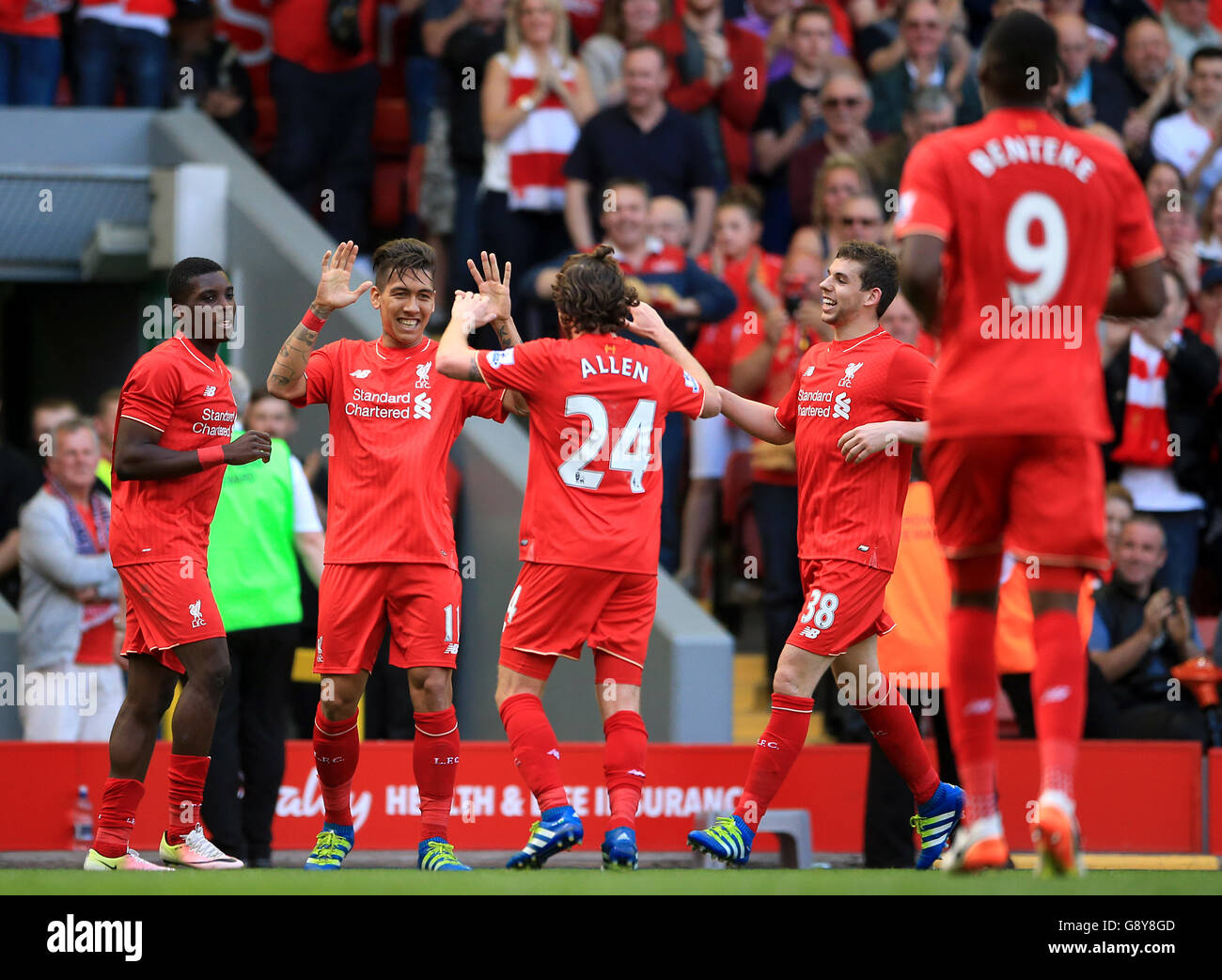 Roberto Firmino de Liverpool (deuxième à gauche) célèbre son deuxième but du match avec des coéquipiers lors du match de la Barclays Premier League à Anfield, Liverpool. Banque D'Images