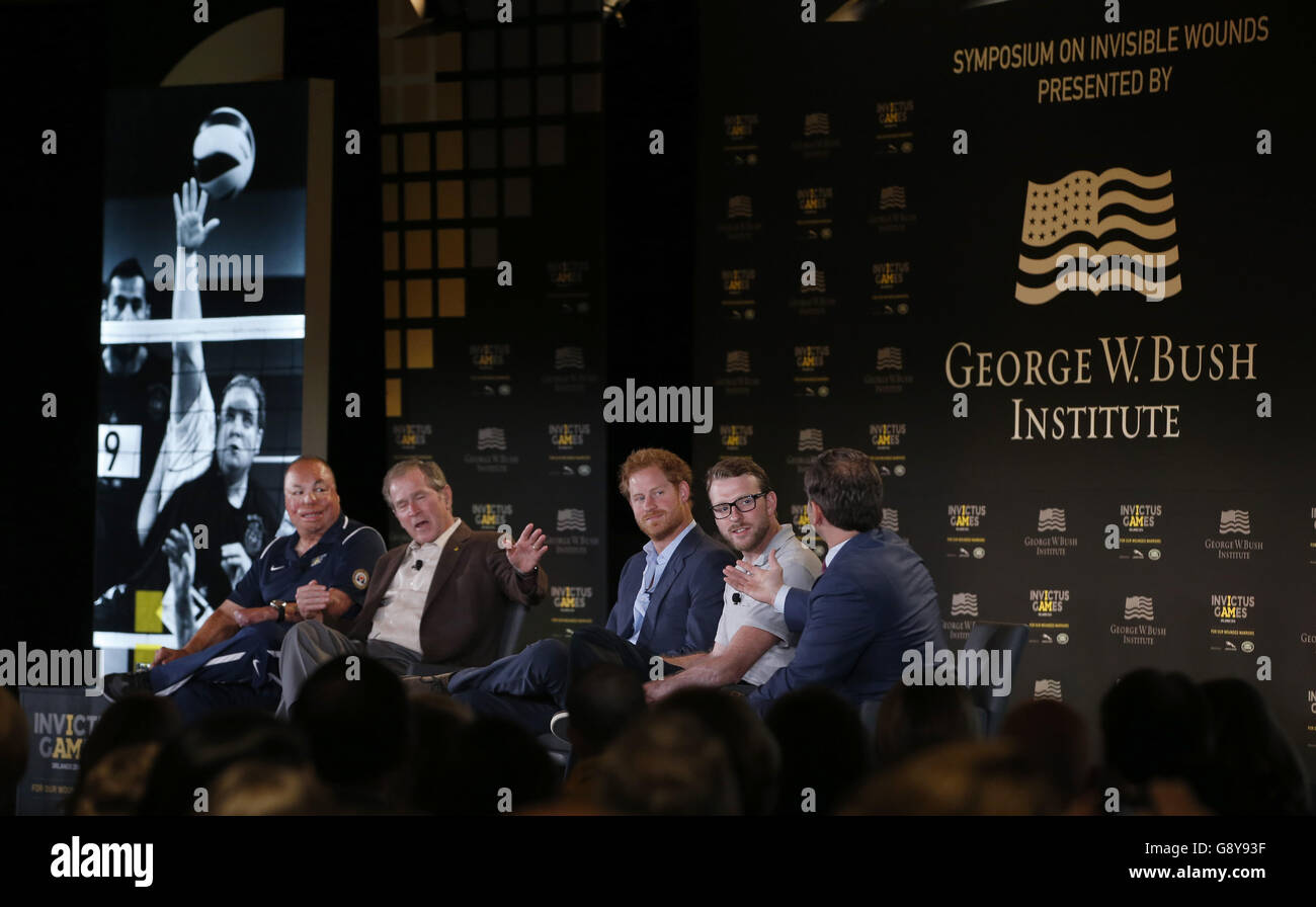 RETRANSMETTRE EN AJOUTANT LE NOM (de gauche à droite) Sgt. Israël Del Toro, ancien président américain George W Bush, le prince Harry et le caporal JJ Chalmers de lance assistent au Symposium sur les blessures invisibles présenté par l'Institut George W. Bush, dans le cadre des Jeux Invictus, dans les ombres de l'hôtel Green à Orlando, en Floride. Banque D'Images